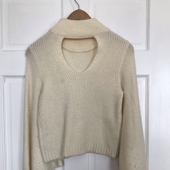 Beautiful white sweater - Picture 2 of 2